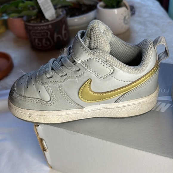HP 🔥Nike Court Borough‎ Low 2’s: Sleek Style in Light Smoke Grey &Metallic Gold - Picture 7 of 9